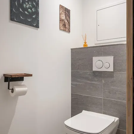 Cumbre - By Emerald Apartment *